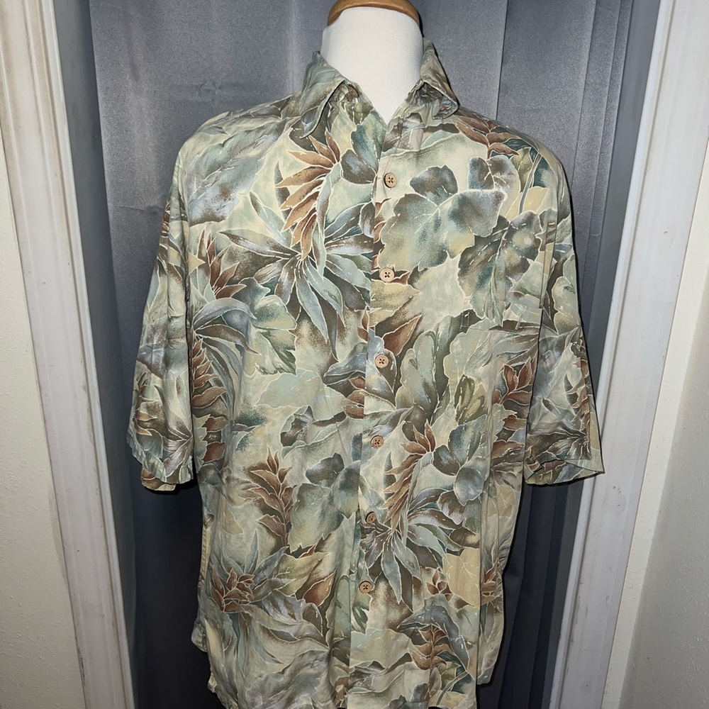 2 Hawaiian Aloha Shirts in size Large